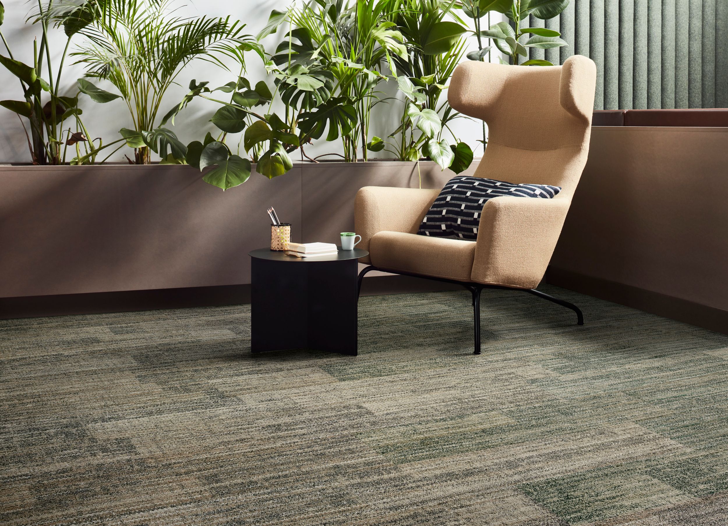 Interface Fringe Benefits plank carpet tile in seating area with several plants num&eacute;ro d&rsquo;image 3